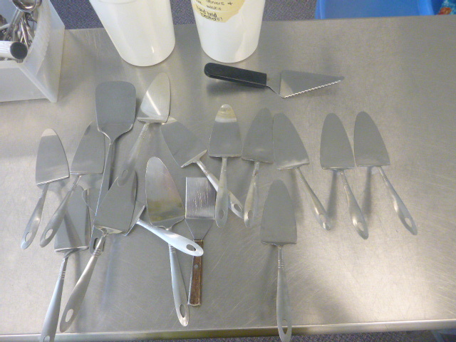 lot 237 image: 14 Pie or Cake Servers