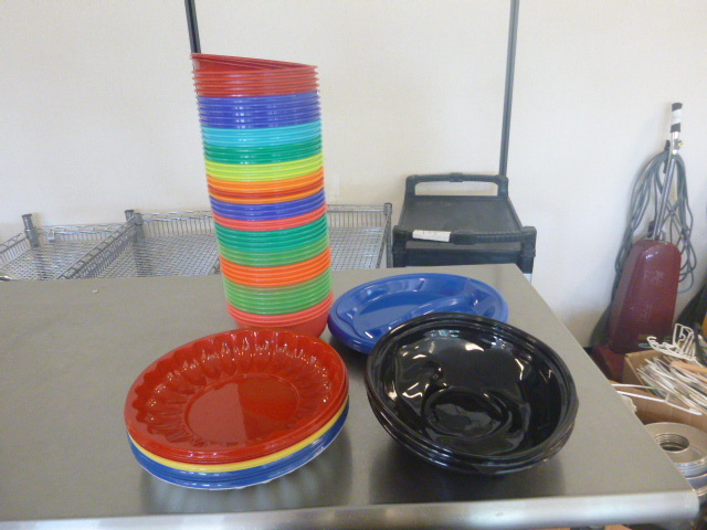 lot 275 image: Lot of Plastic Dishes