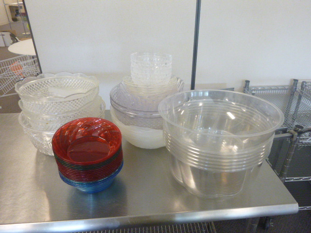 lot 276 image: Lot of Plastic Dishes