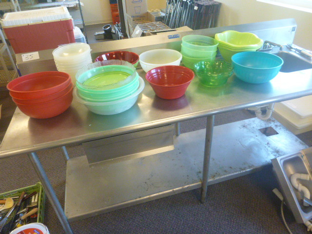 lot 279 image: Miscellaneous Large Plastic Bowls