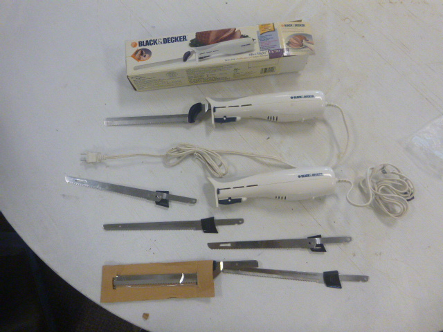 lot 302 image: 2 Black & Decker Electric Knifes