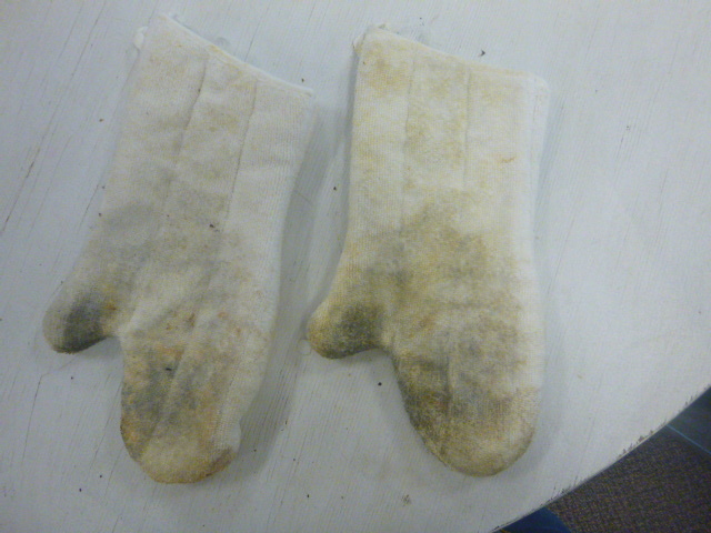 lot 320 image: Heavy Oven Mitts