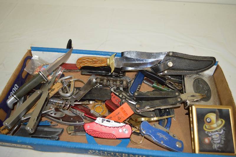lot 25 image: Assorted knives