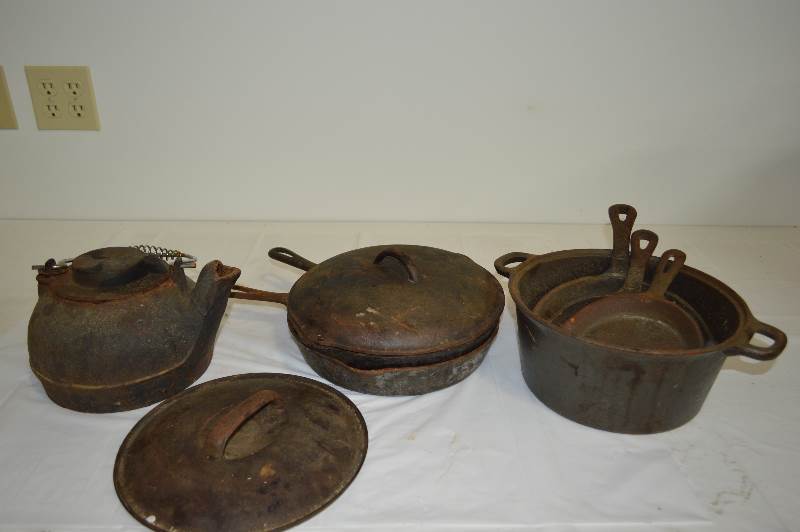 lot 29 image: Cast iron set