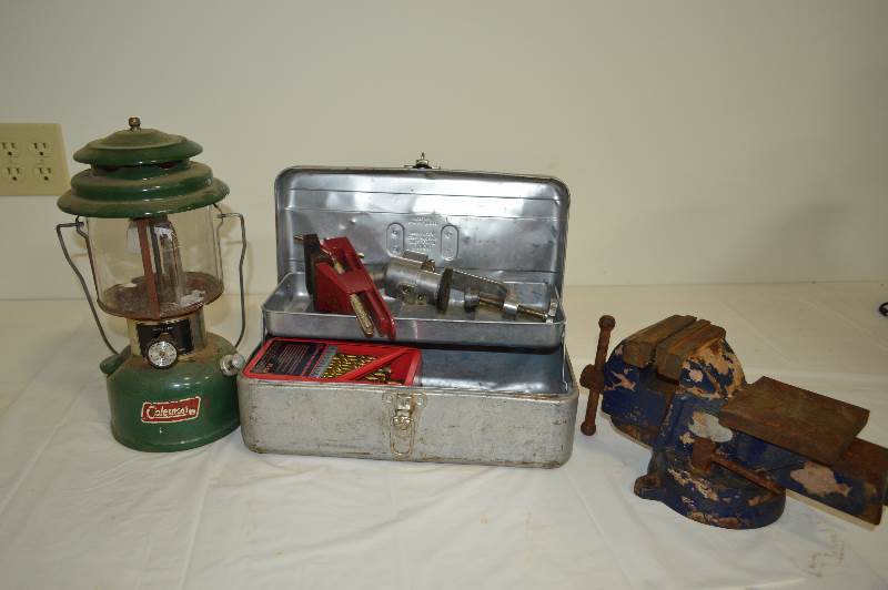 lot 31 image: Lamp,tool box, and vise.