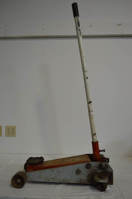 lot 35 image: Floor jack
