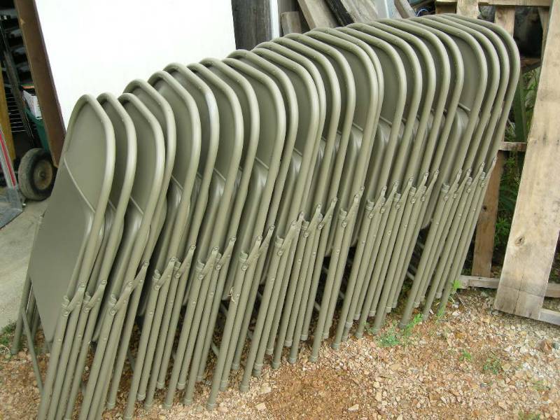 lot 23 image: 25 Metal Folding Cosco Chairs