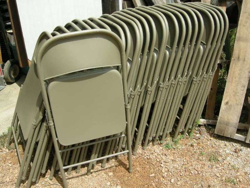 lot 24 image: 25 Metal Folding Cosco Chairs