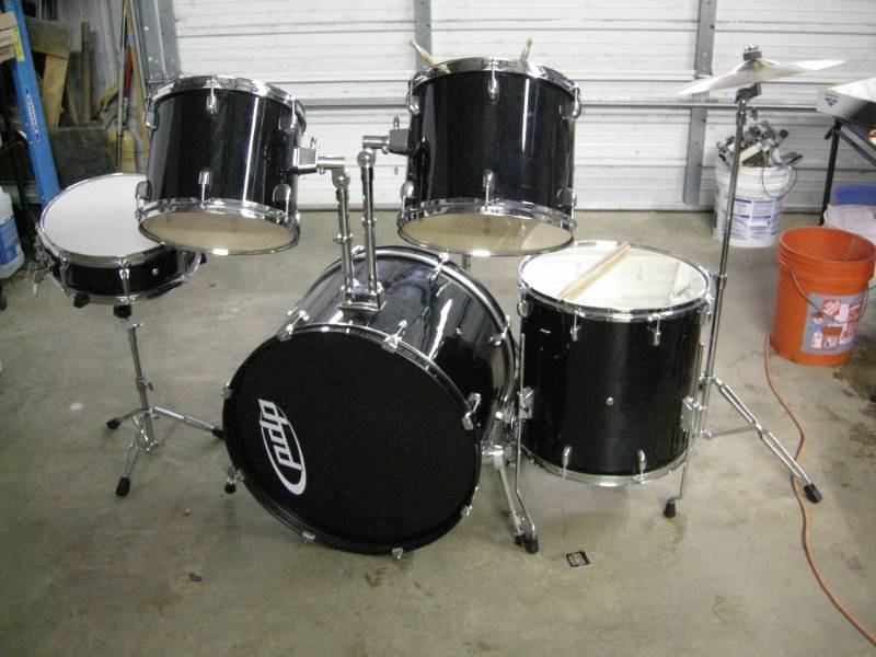 lot 2 image: PDP EZ Series Drum Set