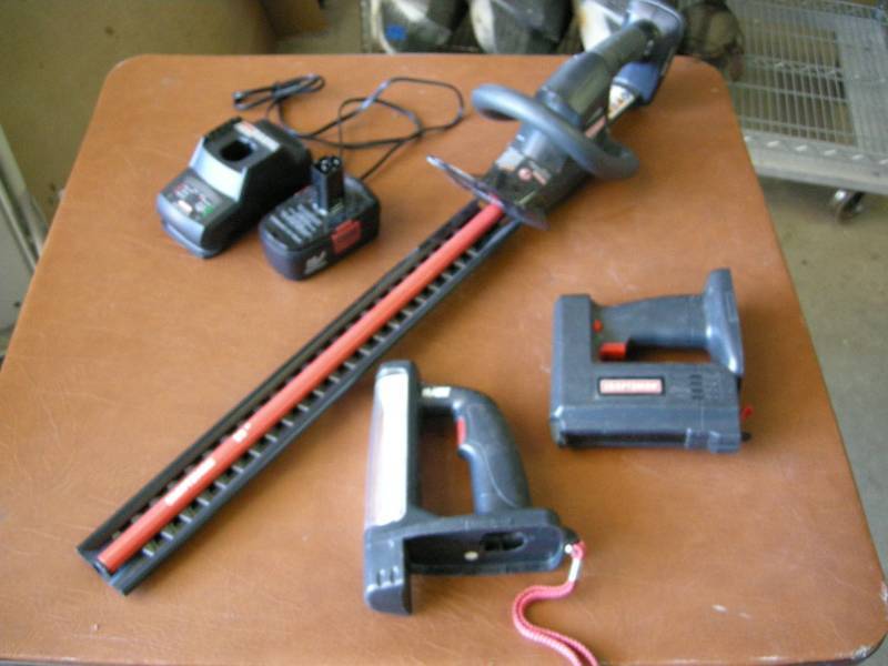 lot 35 image: Craftsman Cordless Tool Set