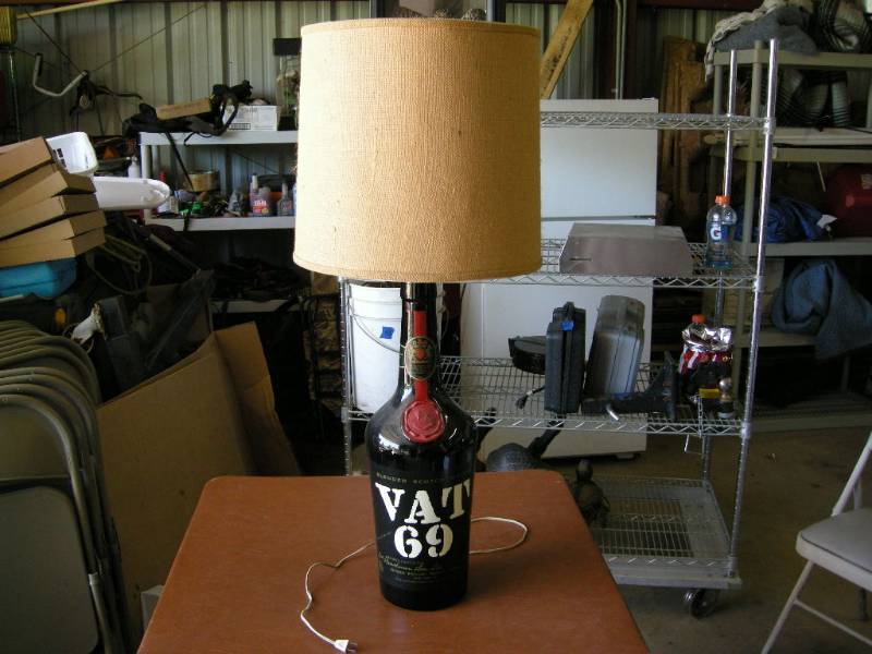 lot 37 image: Vintage Lamp