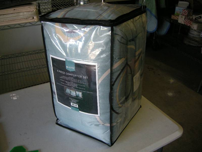 lot 61 image: 4 Piece Comforter Set