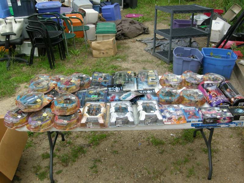 lot 70 image: Star Trek, Tron, Babylon 5, Farscape Action Figures