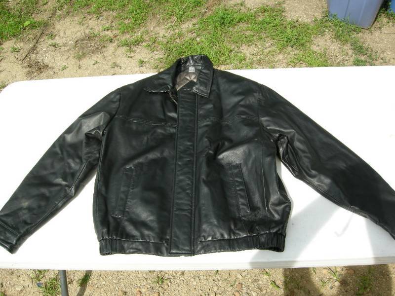 lot 66 image: Mens Leather Jacket