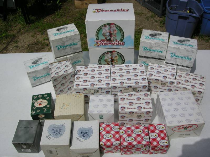 lot 71 image: Dreamsicles, Mary MooMoos Collectible Figures