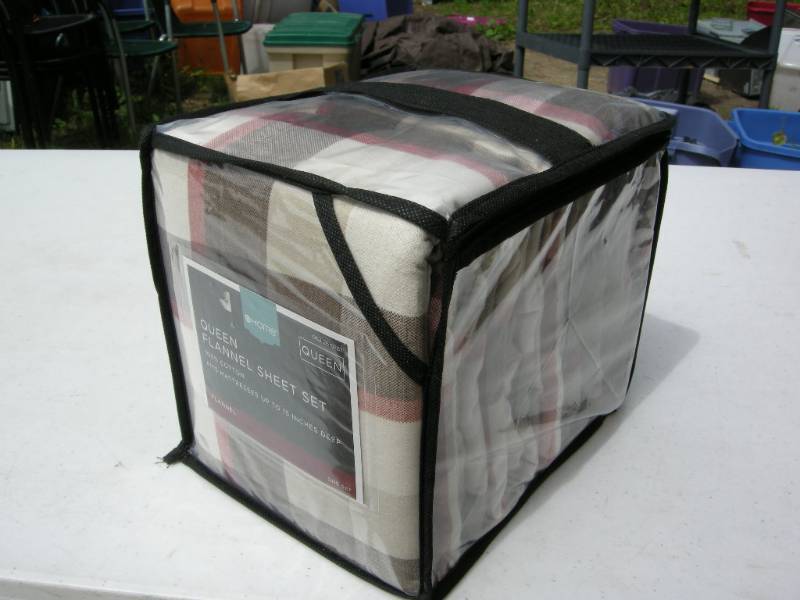 lot 64 image: Queen Flannel Sheet Set