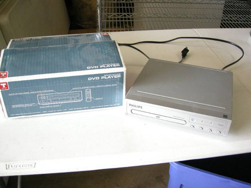 lot 16 image: 2 DVD Players