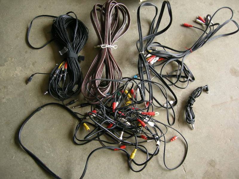 lot 17 image: Box of AV Cords