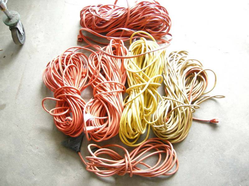 lot 18 image: 6 Extension Cords