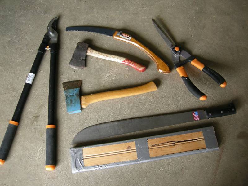 lot 83 image: Outdoor Yard Tools
