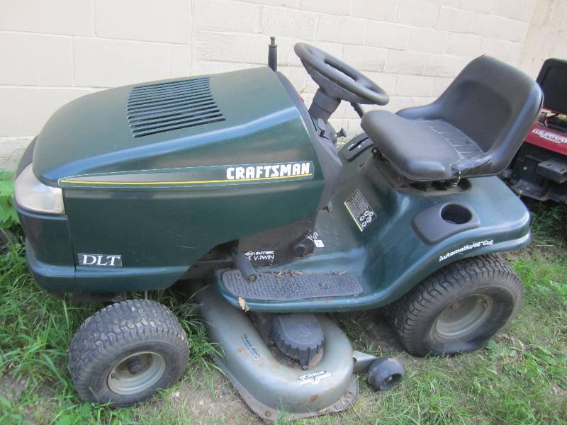 lot 5 image: Craftsman riding mower with 46 dec...