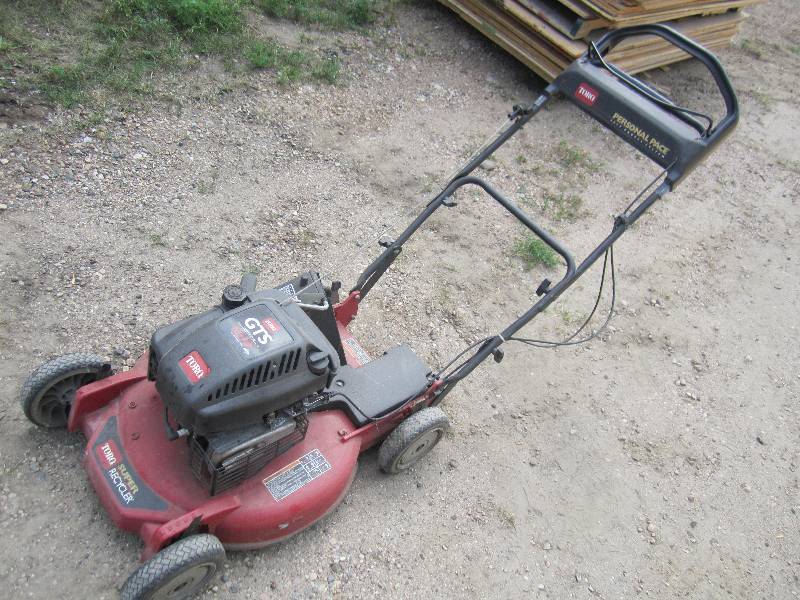 lot 8 image: Toro 6 HP push mower with bagging o...