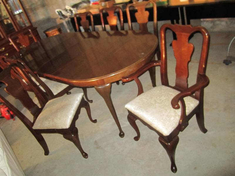 lot 11 image: Formal dining table with 6 regular ...