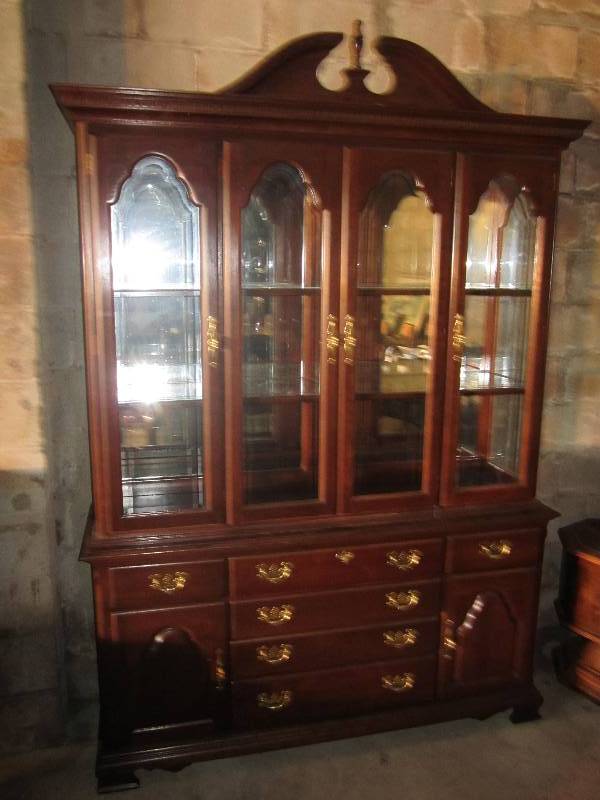 lot 12 image: Beautiful Cochrane buffet with glas...