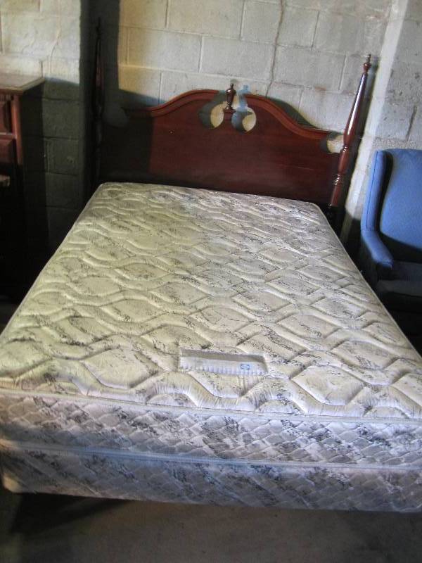 lot 15 image: Full size bed, nice wiid headboard...