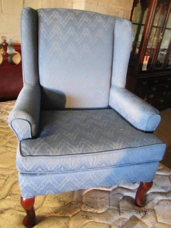 lot 16 image: Blue arm chair...