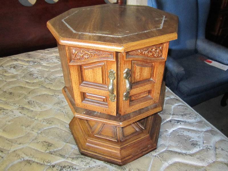 lot 17 image: Vintage end table...