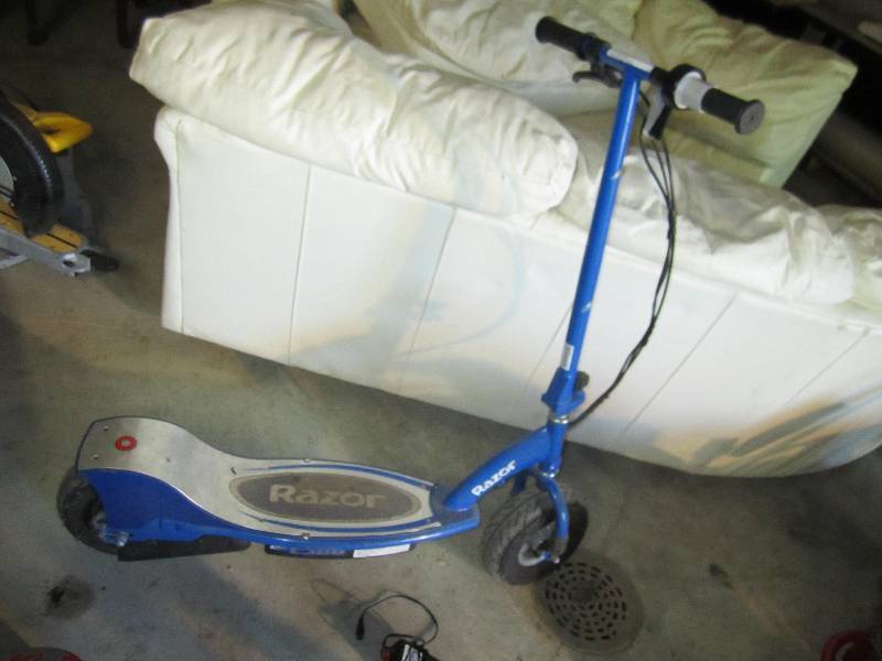 lot 21 image: Razor E300 electric scooter with ch...