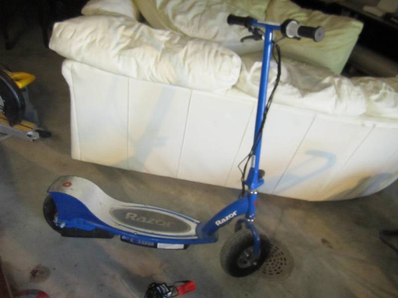lot 22 image: Razor E300 electric scooter with ch...