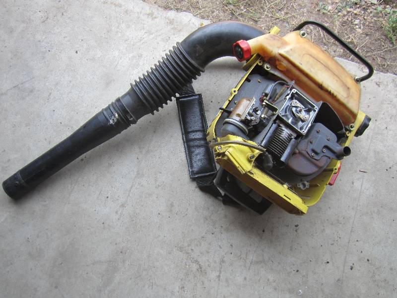 lot 23 image: Backpack leaf blower...