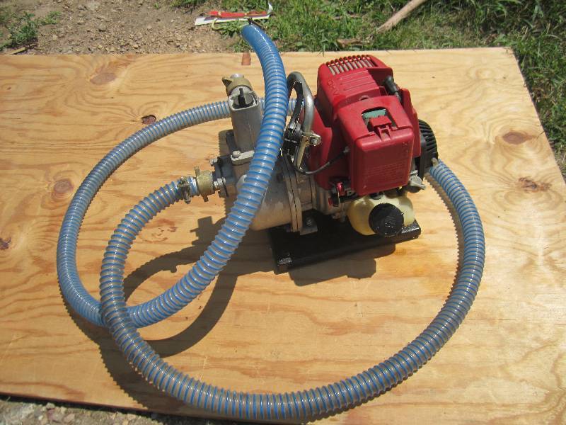 lot 33 image: Water pump with Honda 4 stroke engi...