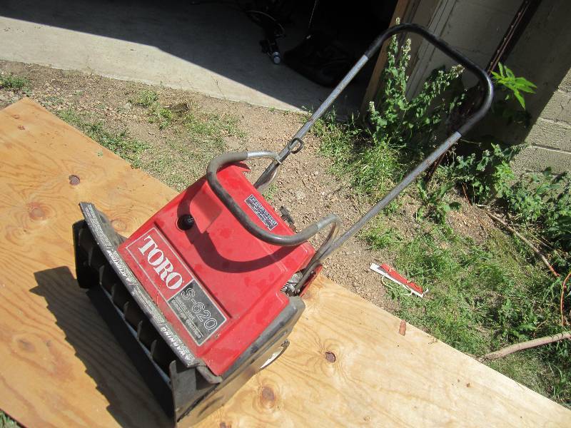 lot 38 image: Toro gas powered snow blower, elect...