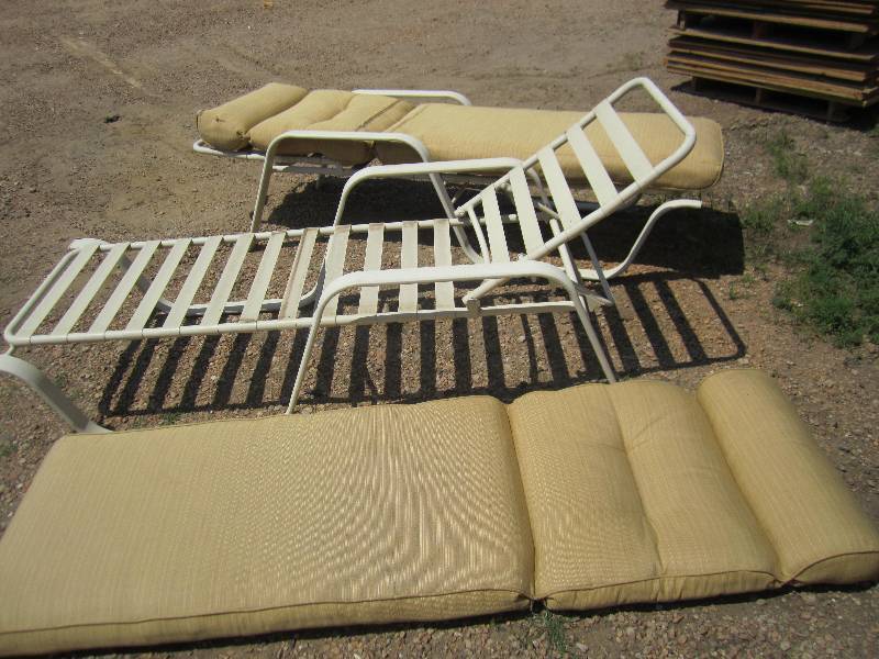 lot 45 image: 2 patio chairs with cushions...