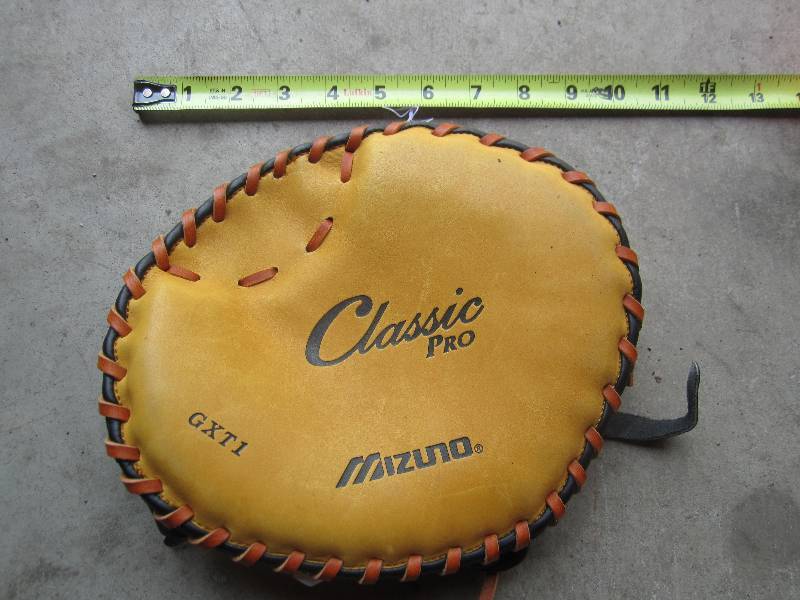 lot 54 image: Mizuno glove...