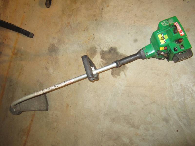 lot 69 image: Weed Eater weed whip...