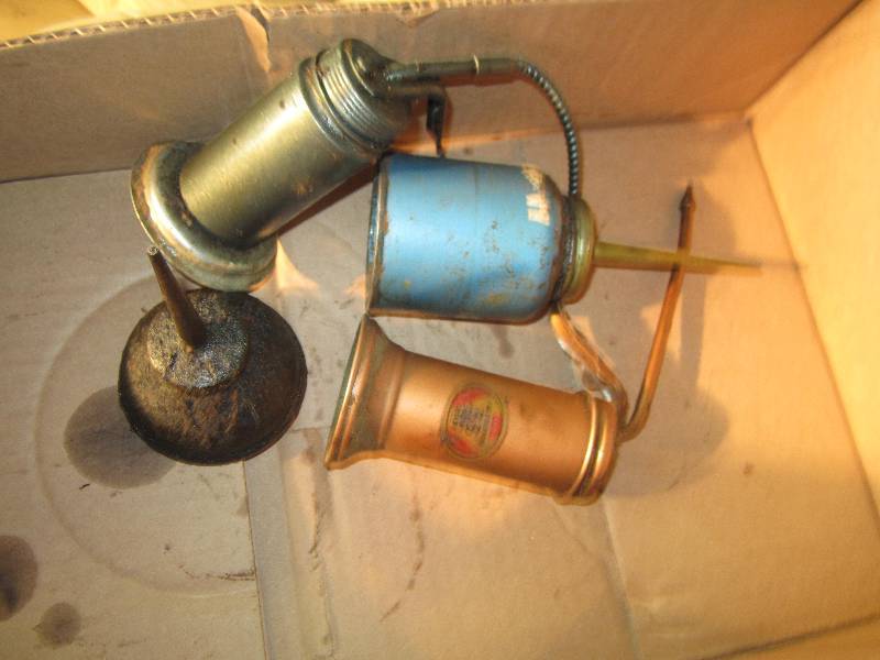 lot 73 image: Lot of vintage oil cans...