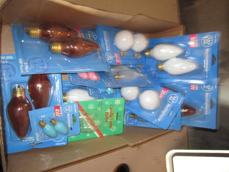 lot 82 image: Lot of light bulbs...