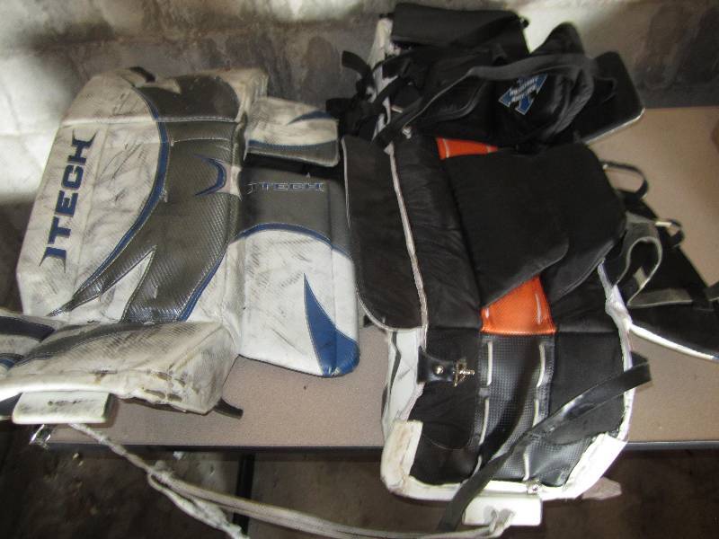 lot 83 image: Knee pads 33 The Spoiler Wedge ...