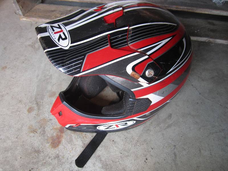 lot 91 image: Z1R DOT helmet, crack in visor...