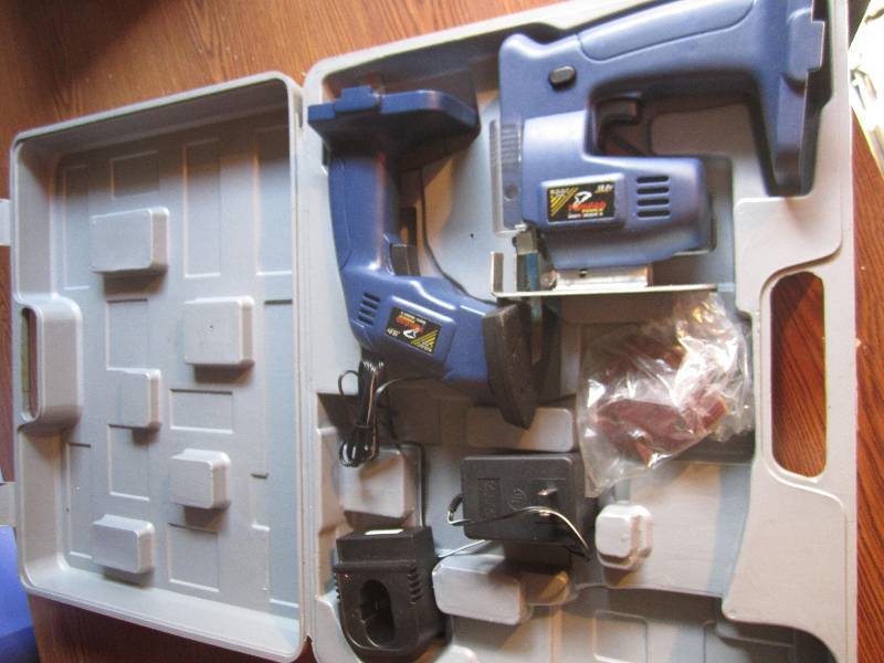 lot 92 image: Tornado sander and saw, no battery...