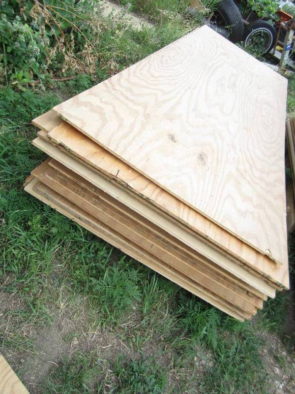 lot 102 image: Approx. 25 sheets of plywood, appro...