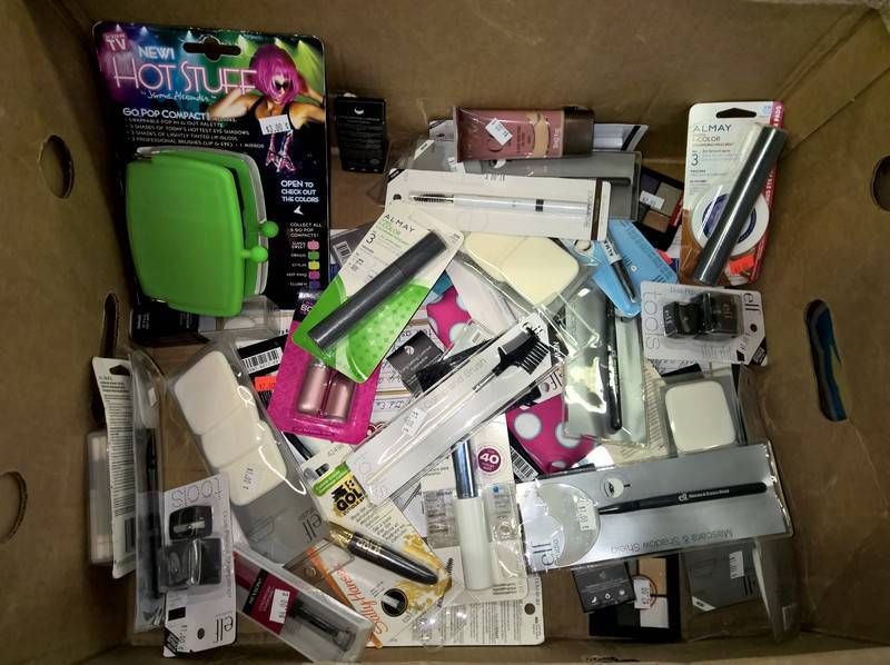 lot 153 image: Lot of cosmetics and cosmetic case,...