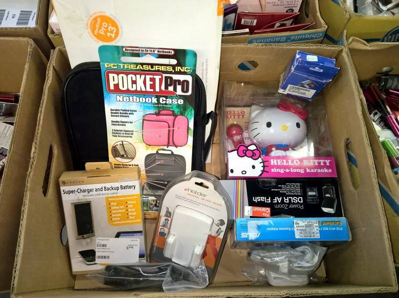 lot 157 image: Lot of small electronics, chargers,...