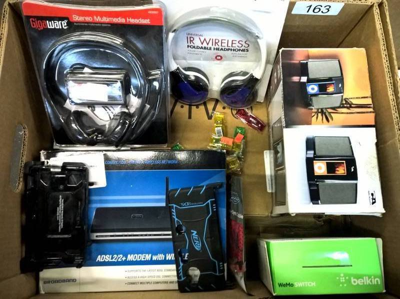 lot 163 image: Lot of small electronics...