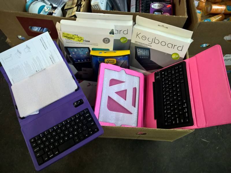 lot 166 image: Lot of keyboards and cases for elec...