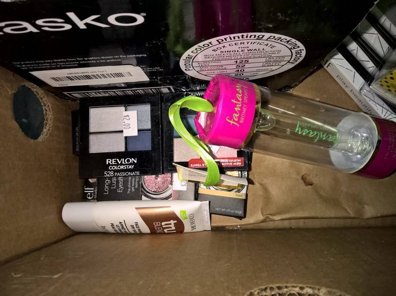 lot 192 image: Lot of makeup and personal care ite...
